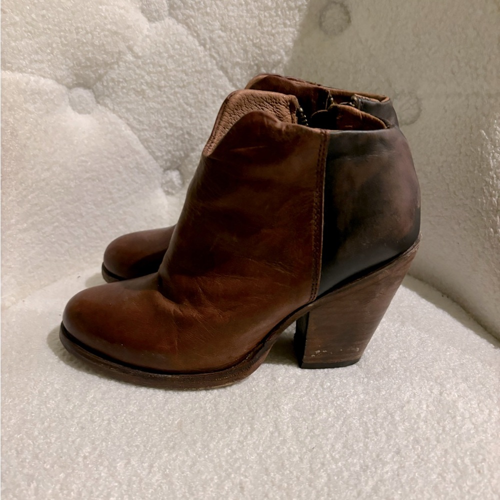 Freedbird Detroit block heel cognac leather booties